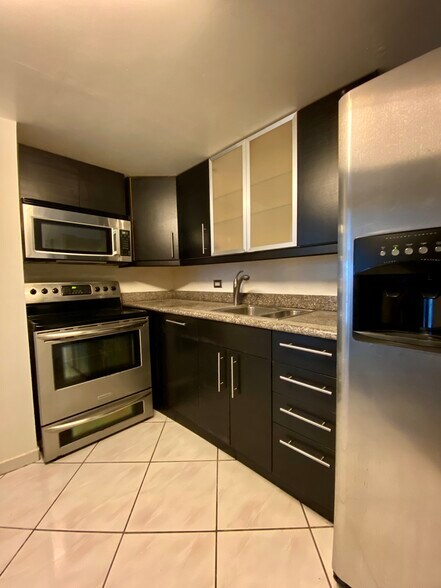 Building Photo - 999 Brickell Bay Dr