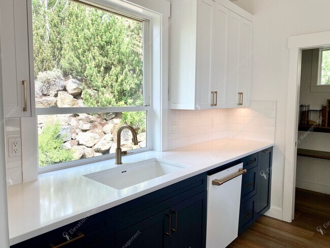 Building Photo - Elegant Awbrey Butte Home | Unfurnished | ...