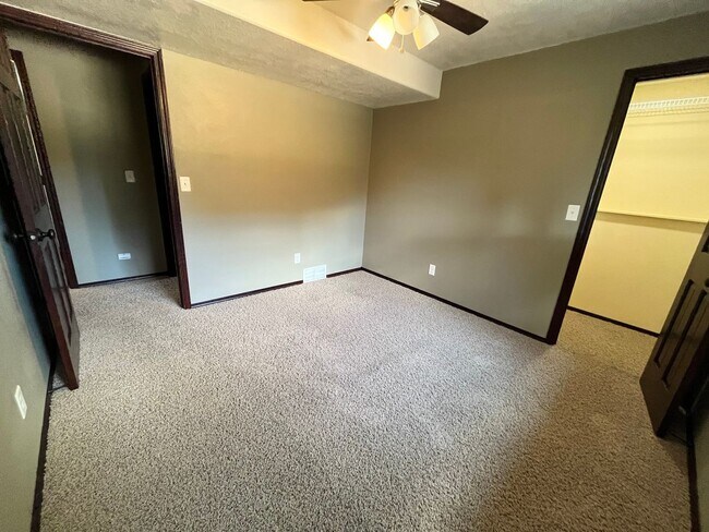 Building Photo - Stunning 4 Bed/2 Bath with 3 Car Garage and Fenced in Yard!