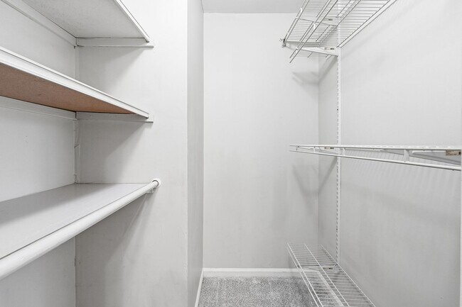 Building Photo - Renovated end-unit townhome in the Heart of Roswell