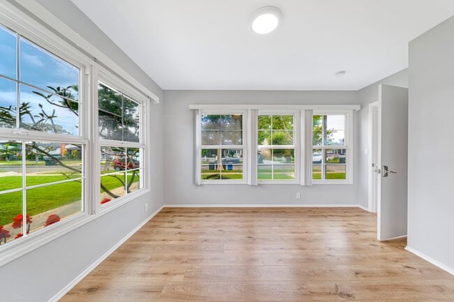 Building Photo - 4/Bed, 4/Bath Home with Parking, Washer/ Dryer and Spa, Close to Chapman University/ Orange Circle