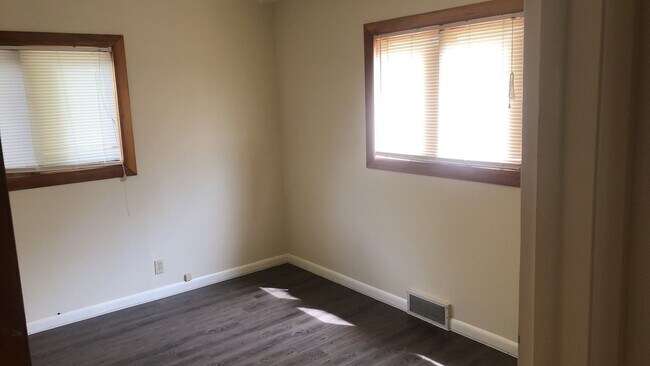 Building Photo - 1313-1315-1315 NE Harvey Rd