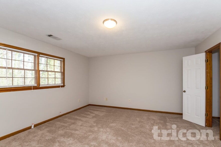 Building Photo - 184 Hickory View Dr