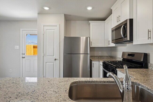 Building Photo - 15866 Berry Hl Dr