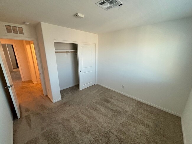 Building Photo - Beautiful 3Bed/3Bath Townhome located in Enterprise/Southern Highlands–Southwest Henderson border...