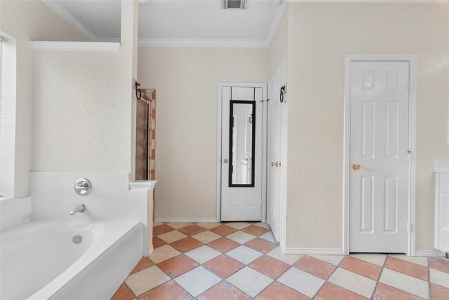 Building Photo - 510 Crestwater Ct
