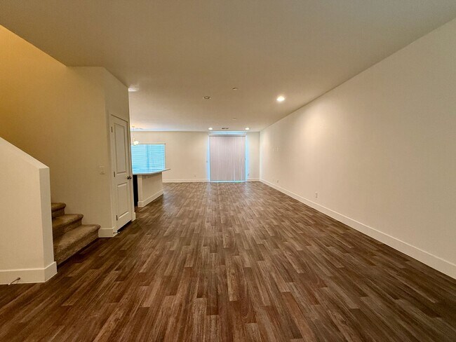 Building Photo - 3 BED 2.5 BATH 2 CAR GARAGE TOWNHOUSE w/ PRIVATE BACKYARD in GATED COMMUNITY.