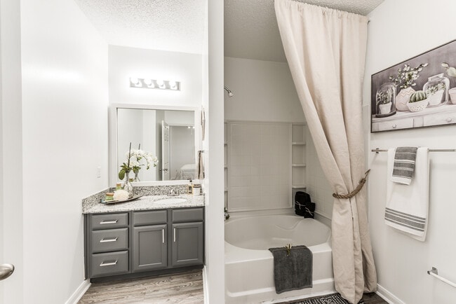 Building Photo - Luxury Living in Spring! 2/2 Apt ~