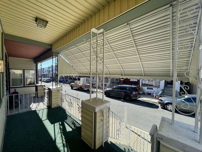 Building Photo - 1611 S Yewdall St