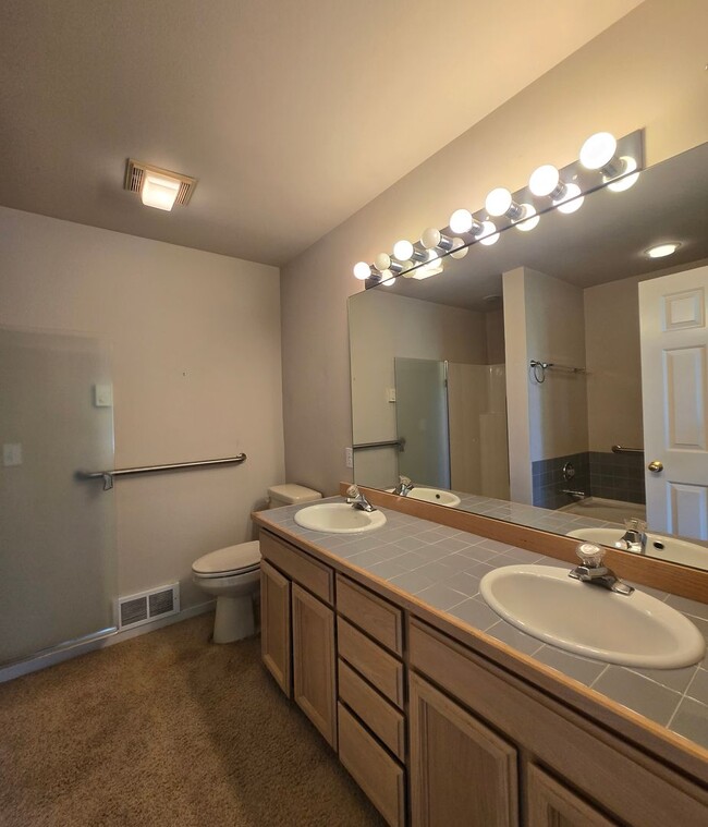 Building Photo - ***PENDING APPLICATIONS***2 Bedroom 1.75 B...