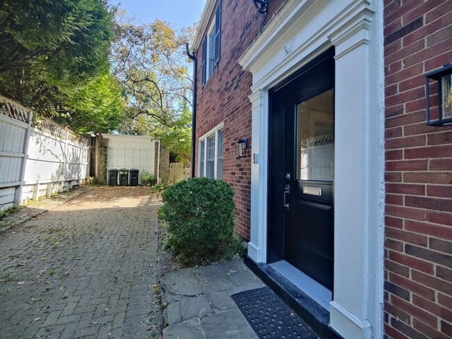 Building Photo - *Beautifully Updated & Spacious 4BD/3.5BA ...