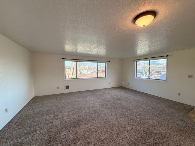 Building Photo - 104-114 SW Chandler Dr