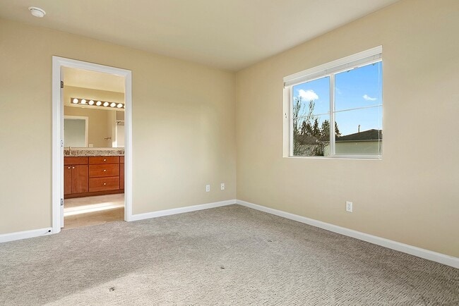 Building Photo - 3 Bedroom Townhome in DuPont