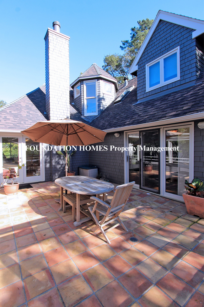 Building Photo - Boyle Park 4BD+/3.5BA, Close to town!  Gue...