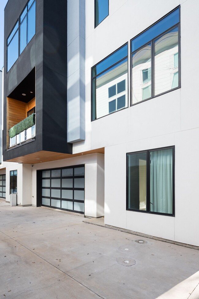 Building Photo - 2315 Kirby St