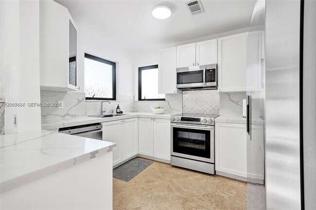 Building Photo - 707 N 13th Ave