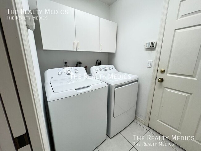 Building Photo - 2602 SW 20th Cir