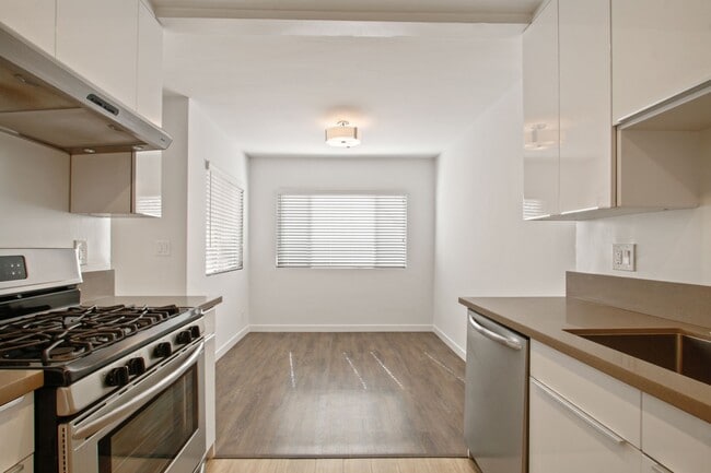 Building Photo - 1043 5th St - north of Wilshire and 5 blocks to the beach!