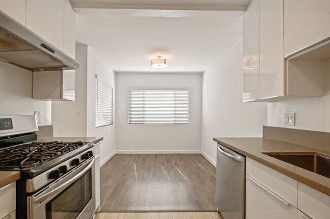 Building Photo - 1043 5th St