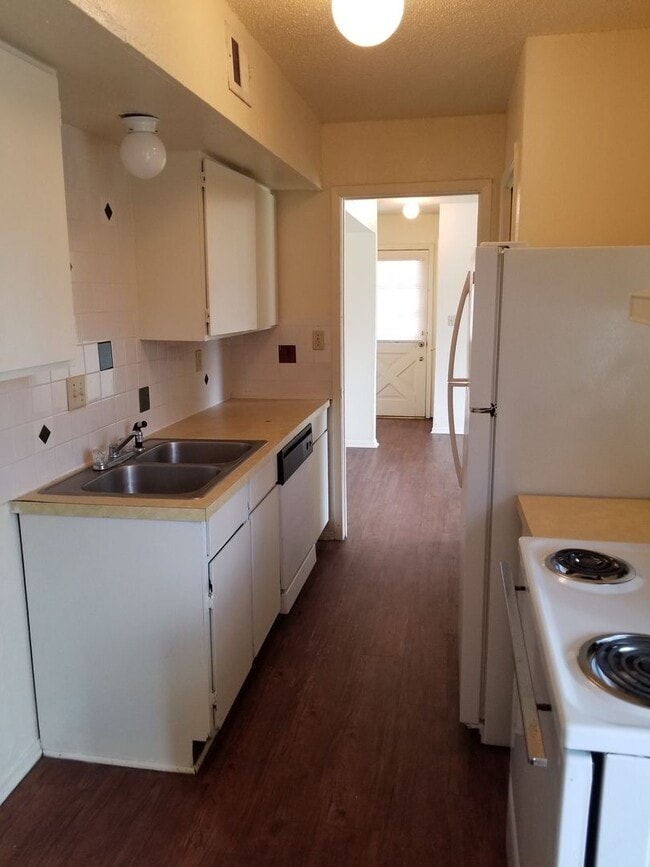 Building Photo - College Station -- 2/1.5 Townhome-Style Fourplex on TAMU Shuttle Route!