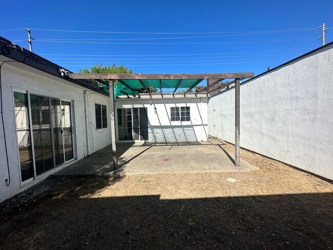 Building Photo - 308 N Riverside Dr