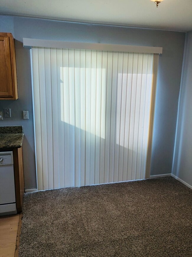 Building Photo - Great looking condo in a nice and clean complex