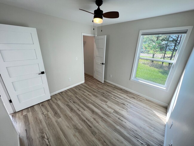 Building Photo - AVAILABLE March 1st - 3 Bed 1 Bath