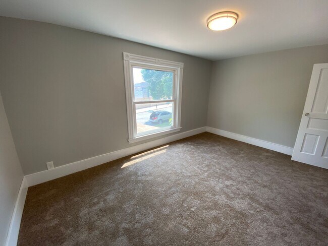 Building Photo - 135 Houseman Ave NE