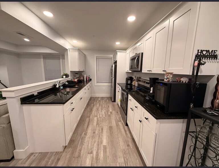 Building Photo - 143 Chelmsford St