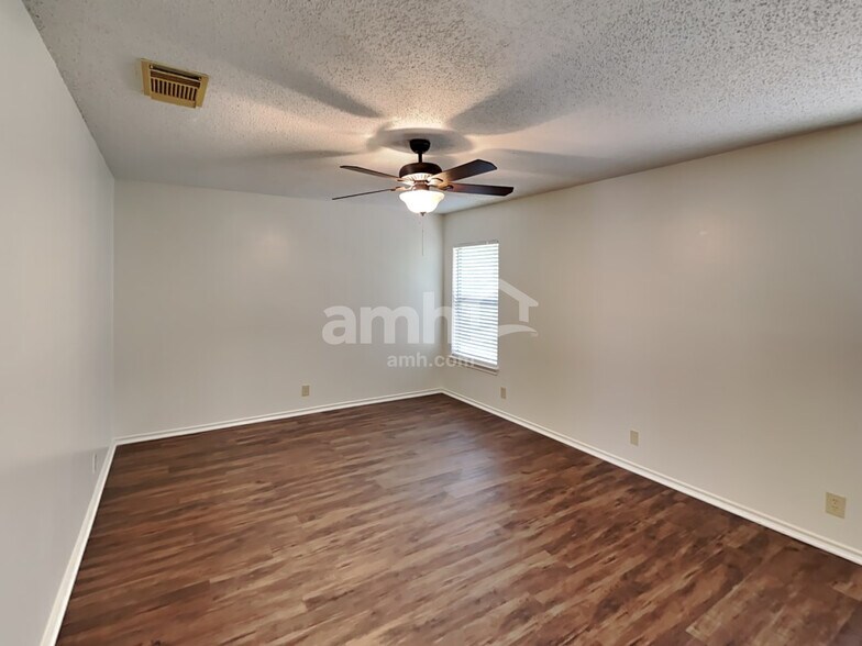 Building Photo - 8931 Kenton Briar