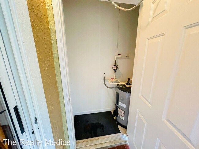 Building Photo - 1 br, 1 bath House - 802 Crest Pines Dr Un...