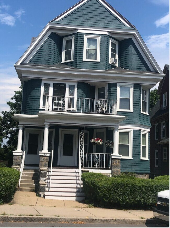 Building Photo - Gorgeous, Spacious Victorian-style Apt w/ ...