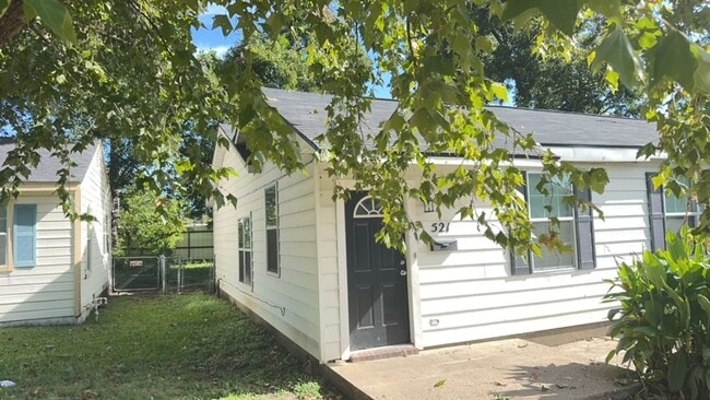 Primary Photo - 521 Blake St