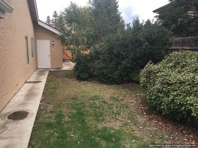 Building Photo - 530 W Alluvial Ave