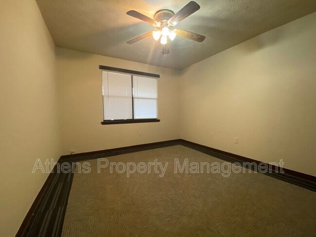 Building Photo - 1083 Kings Mill Run N