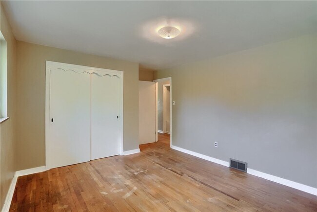 Building Photo - 194 Woodridge Dr