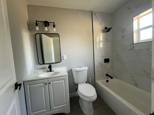 Building Photo - 351 Ave N NE