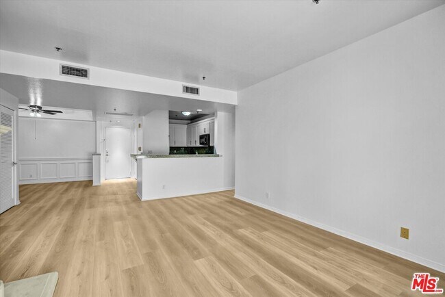 Building Photo - 2222 Beachwood Dr