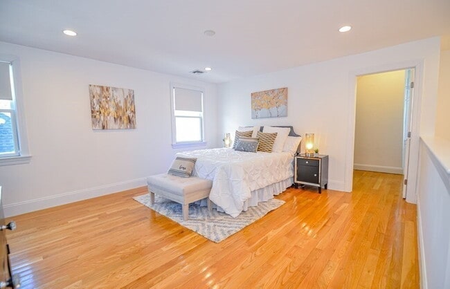 Building Photo - Spacious 3BR End-Unit Townhome with Finished Basement & Tandem Parking