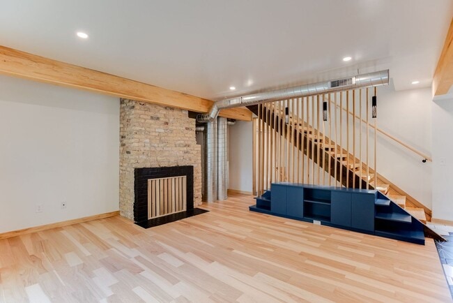 Building Photo - Amazing 2 bedroom, 2 bathroom 1,330 sf hom...