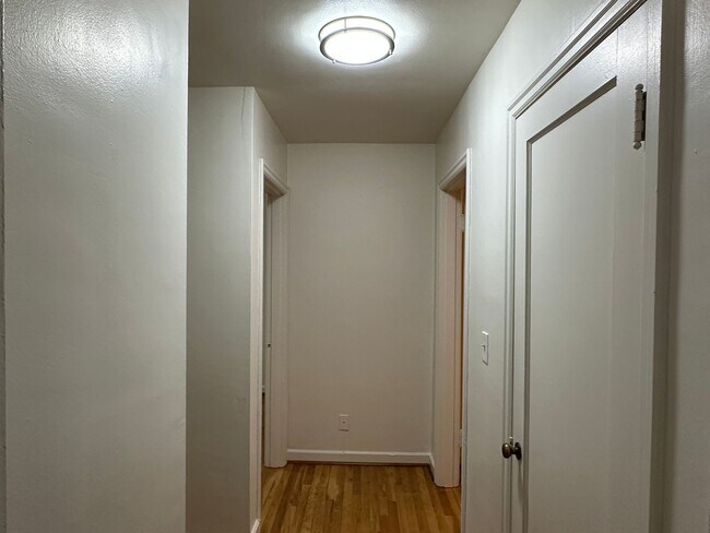 Building Photo - Spacious Top Floor 2 Bed, 1 Bath Vintage Gem!