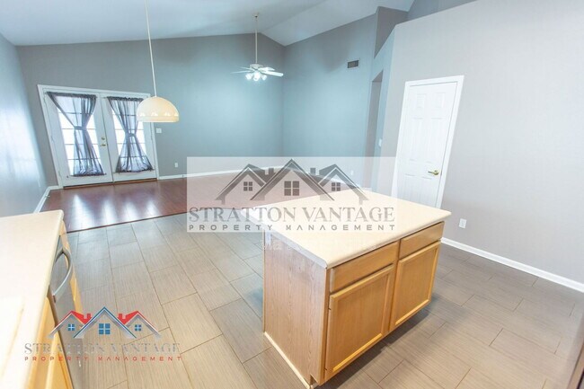 Building Photo - 1015 E Brentrup Dr