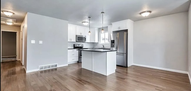 Building Photo - Stunning Modern Home in Murray