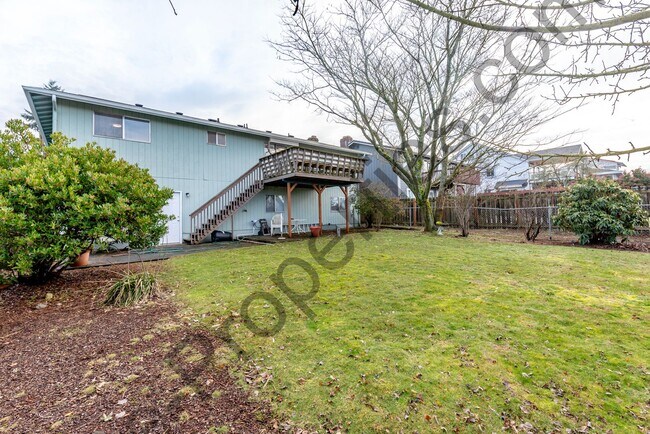 Building Photo - 4 bedroom 2.5 bathroom Home