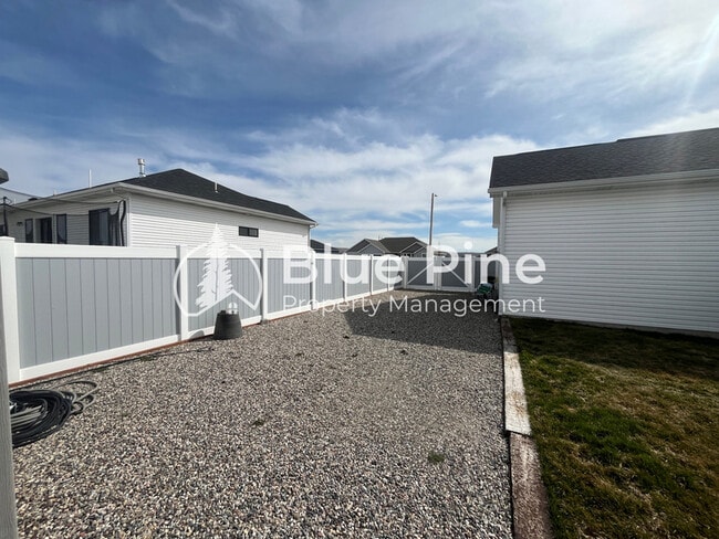 Building Photo - 1885 Mesa Cyn Dr
