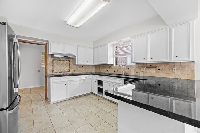 Building Photo - 4135 Levonshire Dr