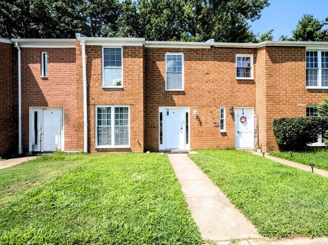 Building Photo - 10 Oak Dr