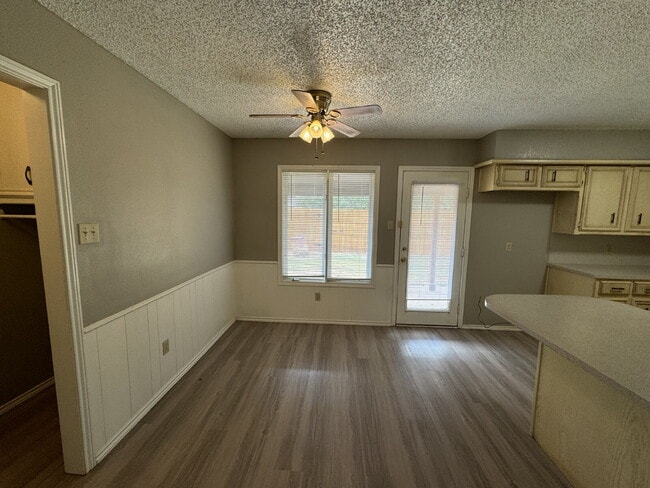 Building Photo - Stunning Duplex West Of Milwaukee & Minutes From Shadow Hills Golf Course!