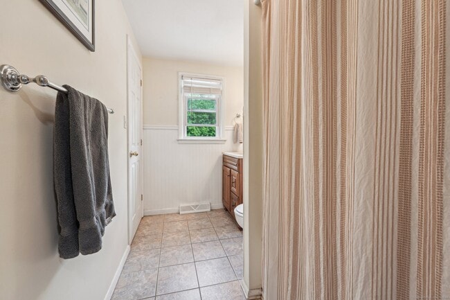 Building Photo - 44 Simsbury Manor Dr