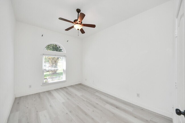 Building Photo - 10850 White Oak Point Ct